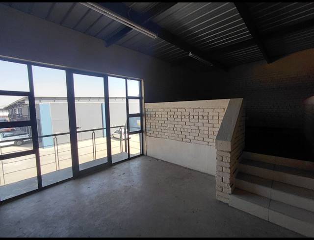 134M² WAREHOUSE TO LET IN POMONA